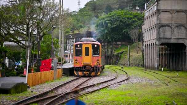 Gele Trein Verlaat Het Perron Een Klein Station Heuvel Jingtong — Stockvideo