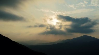 Dağdaki romantik Crepuscular Ray 'i izleyin. Buyan Pavyonu, Shuangxi Bölgesi, New Taipei Şehri. Tayvan