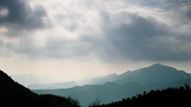 Dağdaki romantik Crepuscular Ray 'i izleyin. Buyan Pavyonu, Shuangxi Bölgesi, New Taipei Şehri. Tayvan