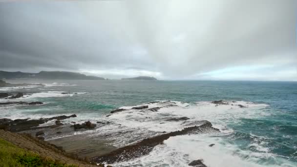 蓝天白云下的岩石海岸 台湾基隆怀穆山海滨风景区白浪与移动的白云 — 图库视频影像