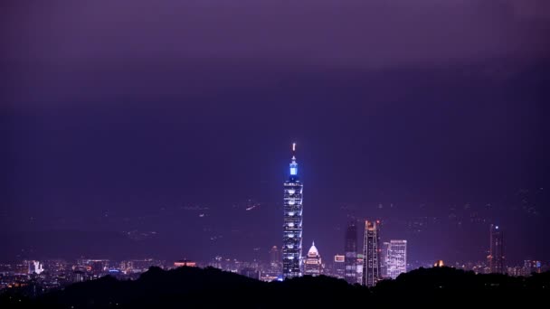 雲が空を夜に移動します ネオンは活気のある街並みに輝きます 街のぼんやりと夢のような夜景 台北市 — ストック動画
