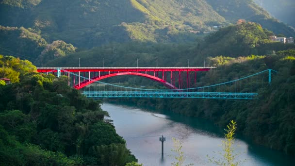 ストリーム上の美しい赤い橋 太陽は緑の山々に輝きます 保定橋は北恒高速道路に位置しています 台湾桃園市 — ストック動画