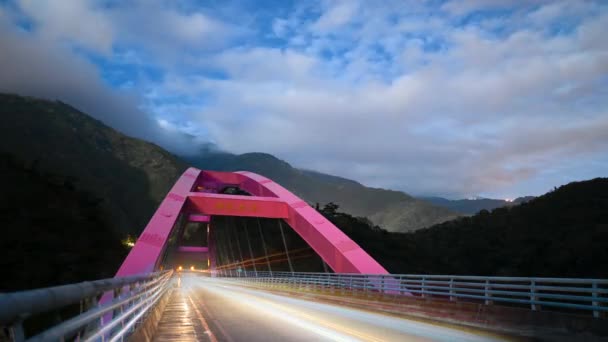 Fast Moving White Clouds Slow Photography Headlights Red Bridge Baling — Vídeo de stock