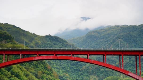 Frumosul Pod Roşu Deasupra Râului Soarele Strălucește Munții Verzi Baling — Videoclip de stoc