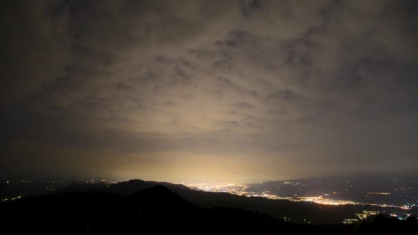 云彩在天空中飘扬 霓虹灯照亮着充满活力的城市风景 台湾新台市瑞芳五峰 — 图库视频影像