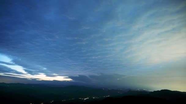 雲が空を夜に移動します ネオンは活気のある街並みに輝きます 台湾新北市瑞芳五峰山 — ストック動画