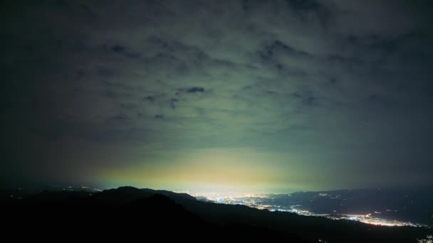 雲が空を夜に移動します ネオンは活気のある街並みに輝きます 台湾新北市瑞芳五峰山 — ストック動画