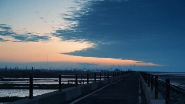 Sahilde renkli gün batımları, uzak adalarda petrokimya fabrikaları. Altıncı Naphtha krakeri, Mailiao Kasabası, Yunlin County, Tayvan