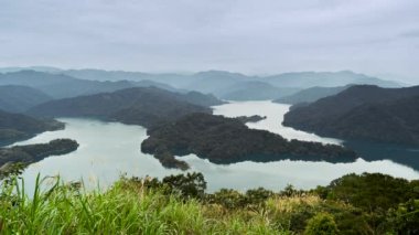 Kıvrımlı göller ve çağlayan dağlar. Çin mürekkep boyası. Timsah Adası, Qiandao Gölü, Shide, New Taipei, Tayvan
