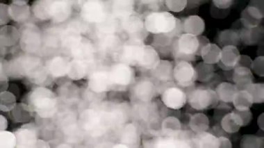 Güneş, parlak ışıkla gölün yüzeyinde parlar. Mavi dalgalar gölde kıvrılmıştı. Meihua Gölü, New Taipei. Tayvan