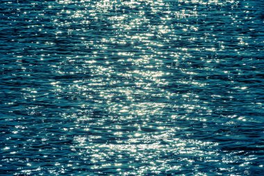 Güneş, parlak ışıkla gölün yüzeyinde parlar. Mavi dalgalar gölde kıvrılmıştı. Meihua Gölü, New Taipei. Tayvan