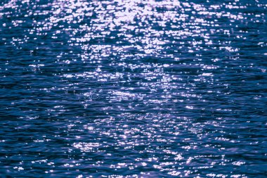 Güneş, parlak ışıkla gölün yüzeyinde parlar. Mavi dalgalar gölde kıvrılmıştı. Meihua Gölü, New Taipei. Tayvan