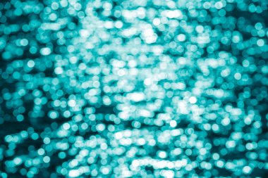 Güneş, parlak ışıkla gölün yüzeyinde parlar. Mavi dalgalar gölde kıvrılmıştı. Meihua Gölü, New Taipei. Tayvan