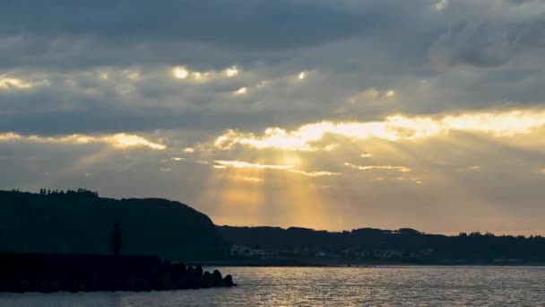 太阳光从云中散落到海里 小妖精Rays 黄昏时的海景 台湾新台市石门区 — 图库视频影像
