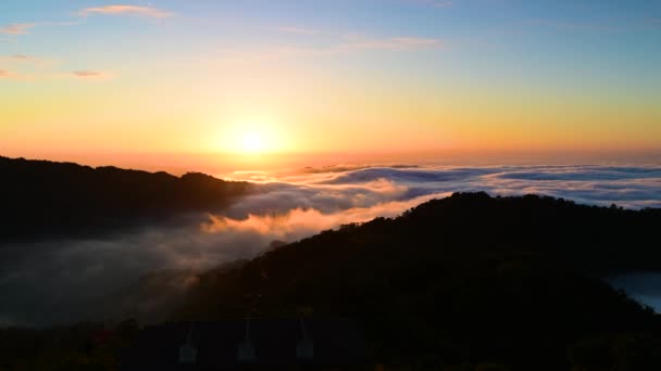 Шар Хмар Здіймаються Дуже Видовищний Захід Сонця Горами Море Хмар — стокове відео