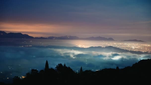 Ночной Вид Город Огней Долине Захватывающий Облачный Водопад Небе Море — стоковое видео