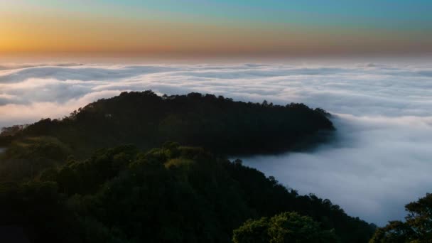 急増雲の層は非常に壮観です 山の後ろに夕日 雲の風景の海 台湾苗栗県大湖郷 — ストック動画