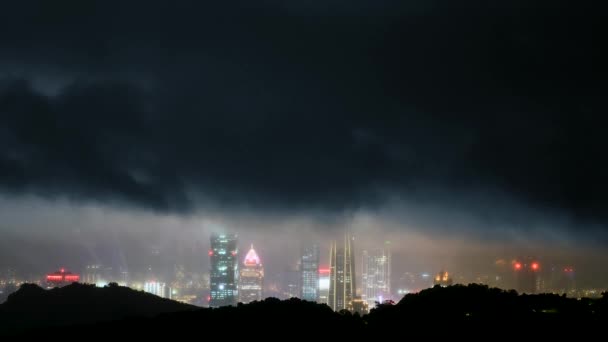 Geceleri Gökyüzünde Bulutlar Hareket Ediyor Neon Işıkları Canlı Şehir Manzarasında — Stok video