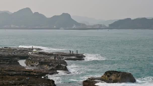 White Waves Lap Rocks Some People Stood Rocks Fished Ruifang — Stockvideo