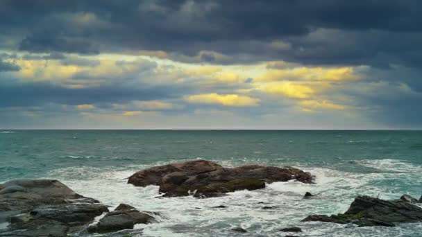 Глядя Огромное Море Дуя Морской Бриз Освежает Волны Кружатся Скал — стоковое видео