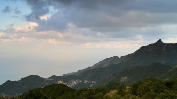 Razele Soarelui Pătruns Instantaneu Nori Strălucind Satul Munte Peisajul Munților — Videoclip de stoc