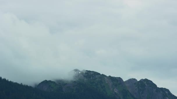 Gökyüzündeki Beyaz Bulutlar Hareket Ediyor Dağın Tepelerinde Sürüklendiler Zaman Aşımı — Stok video