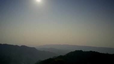 Öğlen, güneş yukarıdan dağlara doğru hareket eder. Hakka tarzı dağ manzarası, Dahu Kasabası, Miaoli Bölgesi. Tayvan
