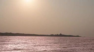 Güneş yavaş yavaş deniz seviyesine doğru ilerliyor. Gün batımında fabrika silueti. İklim değişikliğine ve endüstriyel gelişime dikkat edin. Tayvan