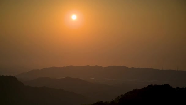 Σούρουπο Ήλιος Κινείται Από Ψηλά Προς Την Κατεύθυνση Των Βουνών — Αρχείο Βίντεο