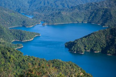 Yeşil dağların vadisinde bir turkuaz mavi göl var. İklim değişikliğine ve endüstriyel gelişime dikkat edin. Tayvan