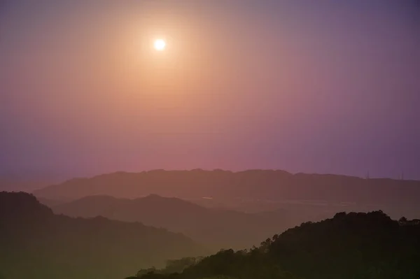 Опівдні Сонце Рухається Висоти Напрямку Гір Гірський Пейзаж Стилі Хакки — стокове фото