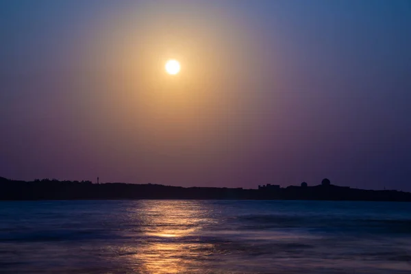 Die Sonne Bewegt Sich Allmählich Richtung Meeresspiegel Fabriksilhouette Bei Sonnenuntergang — Stockfoto