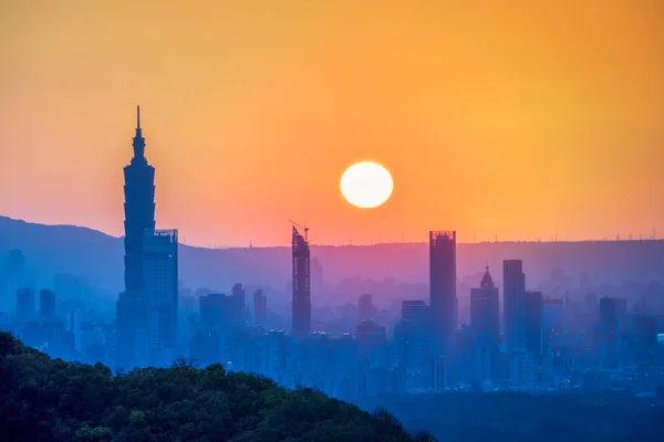 Sylwetka Taipei City Zmierzchu Słońce Porusza Się Kierunku Horyzontu Zwróć — Zdjęcie stockowe