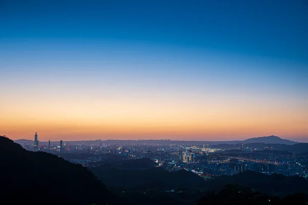 黄昏时台北城的轮廓 太阳向地平线移动 注意气候变化和工业发展 — 图库照片