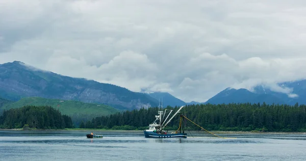 Fiskebåt Som Seglar Sjön Evergreen Skog Den Boreala Zonen Det — Stockfoto