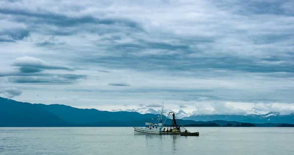 湖を航行する漁船 北半球の常緑樹林 ターコイズブルーの海 夏の様々な風景 アラスカ アメリカ 2017年 — ストック写真