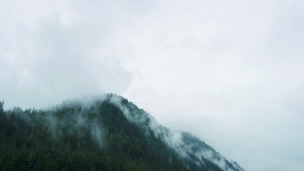 Die Weißen Wolken Ziehen Langsam Über Die Grünen Berggipfel Defokussierter — Stockvideo