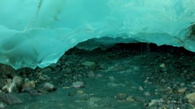 Kayaların altındaki buz yavaş yavaş erir ve nehirleri oluşturur. Turkuaz buz. Alaska 'nın Kayalık Buz oluşumunun Gizli Harikaları' nı araştırıyorum. ABD, 2017