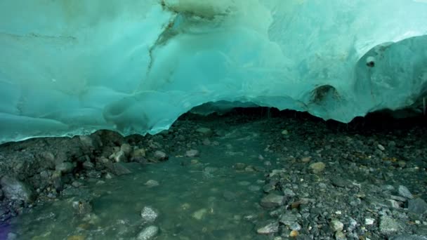 岩石下面的冰逐渐融化 形成河流 绿松石冰 探索阿拉斯加岩石冰层的隐藏奇迹 2017 — 图库视频影像