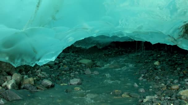 Лёд Скалами Постепенно Тает Образует Реки Бирюзовый Лёд Экспозиция Скрытые — стоковое видео
