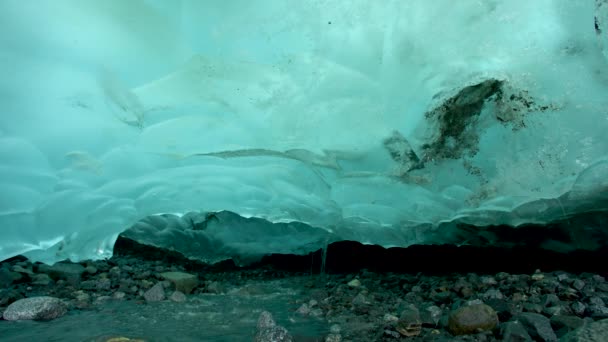 Πάγος Κάτω Από Βράχια Σταδιακά Λιώνει Και Σχηματίζει Ποτάμια Τυρκουάζ — Αρχείο Βίντεο