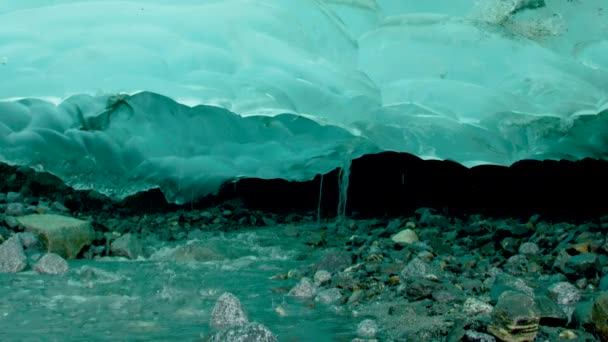 岩石下面的冰逐渐融化 形成河流 绿松石冰 探索阿拉斯加岩石冰层的隐藏奇迹 2017 — 图库视频影像