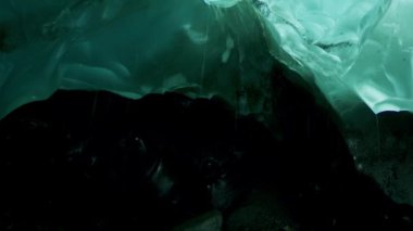 Kayaların altındaki buz yavaş yavaş erir ve nehirleri oluşturur. Turkuaz buz. Alaska 'nın Kayalık Buz oluşumunun Gizli Harikaları' nı araştırıyorum. ABD, 2017