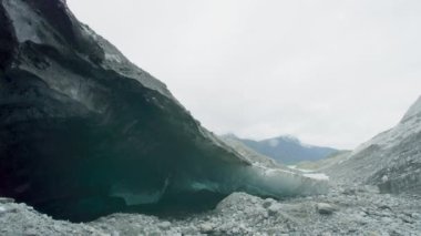 Kayaların altındaki buz yavaş yavaş eriyerek nehirleri oluşturdu. Jeolojik manzara. Alaska 'nın Kayalık Buz oluşumunun Gizli Harikaları' nı araştırıyorum. ABD, 2017