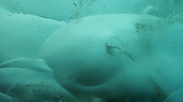 Kayaların Altındaki Buz Yavaş Yavaş Erir Nehirleri Oluşturur Turkuaz Buz — Stok video