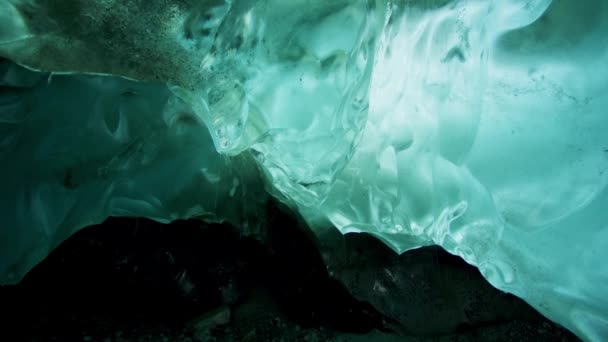 Gelo Sob Rochas Gradualmente Derrete Forma Rios Gelo Turquesa Explorando — Vídeo de Stock