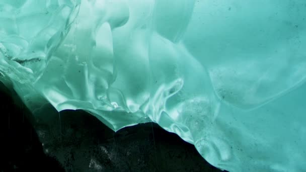Lód Pod Skałami Stopniowo Topnieje Tworzy Rzeki Turkusowy Lód Zwiedzanie — Wideo stockowe