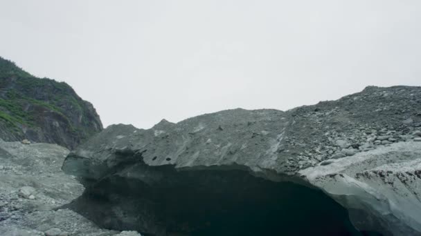 Лід Під Скелями Поступово Розтанув Утворюючи Річки Геологічний Ландшафт Пошуки — стокове відео