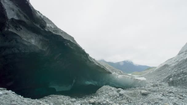 Lód Pod Skałami Stopniowo Się Topił Tworząc Rzeki Geologiczny Krajobraz — Wideo stockowe
