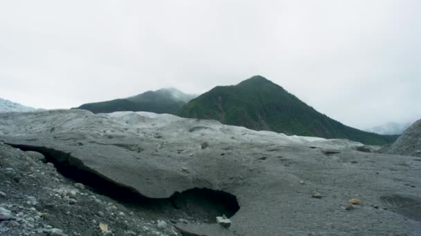 Kayaların Altındaki Buz Yavaş Yavaş Eriyerek Nehirleri Oluşturdu Jeolojik Manzara — Stok video